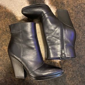 Vince. Black Booties